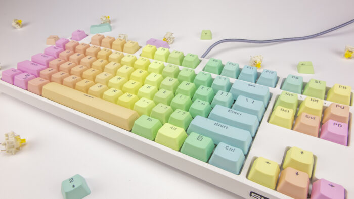 TKL Custom Mechanická Klávesnice v barvě Rainbow - bílý plastový case